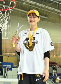 [포토]우승 기념 그물망 자르는 KB스타즈 강이슬