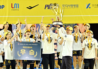 [포토]우승 트로피 들어올리는 KB스타즈 김완수 감독과 박지수
