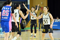 [포토]3점슛에 기뻐하는 KB스타즈 허예은