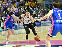 [포토]골밑으로 파고드는 KB스타즈 강이슬