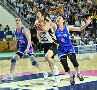 [포토]돌파 후 슛하는 KB스타즈 사카이 사라