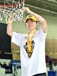 [포토]우승 기념 그물망 자르는 KB스타즈 허예은