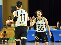 [포토]하이파이브 나누는 KB스타즈 사카이 사라와 강이슬