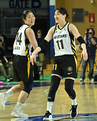 [포토]하이파이브 나누는 KB스타즈 강이슬과 송윤하