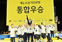 [포토]우승 헹가래 받는 KB스타즈 김완수 감독