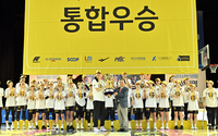 [포토]우승 트로피 차지하는 KB스타즈