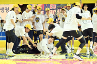 [포토]KB스타즈 김완수 감독, 선수들의 거친 손길에...