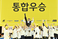 [포토]KB스타즈 김완수 감독, 통합 우승 달성