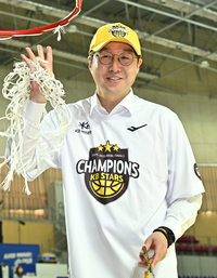 [포토]KB스타즈 김완수 감독, 통합 우승했어요!