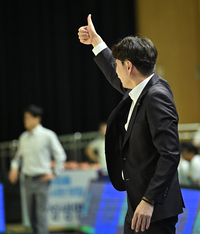 [포토]엄지 치켜세우는 KB스타즈 김완수 감독