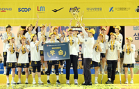 [포토]우승 트로피 들어올리는 KB스타즈 김완수 감독