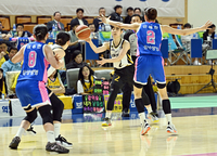 [포토]강이슬에게 패스 넣어주는 KB스타즈 허예은