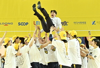 [포토]통합 우승 차지한 KB스타즈 김완수 감독