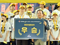 [포토]통합 우승 이룬 KB스타즈 김완수 감독