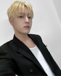‘日여배우 스캔들’ 주학년, 쫓겨난 더보이즈 콘서트 찾았다