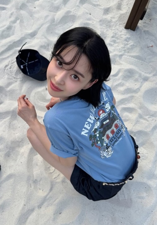 ‘비율이 다 했다’…권나라, 청량 티셔츠 하나로 완성한 ‘휴양지룩’