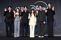 [포토]손인사 건네는 ‘골드랜드’의 주연 배우들