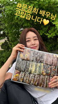 김혜수, 촬영장 녹이는 특급 의리… 문정희 떡 선물에 “고맙습니다”