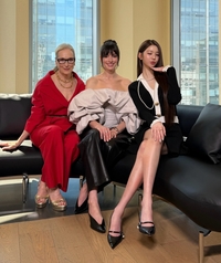 장원영, 헐리우드 레전드 메릴 스트립·앤 해서웨이와의 ‘쓰리샷’ 공개