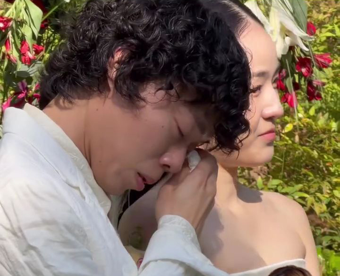 신부는 담담한데 신랑 오존은 '울컥'...전주니와 결혼식서 눈물 포착