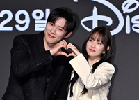 [포토]함께 하트 만들어 보이는 김성철-박보영