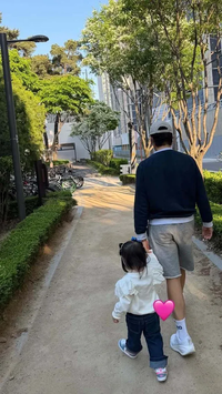 “8년 만에 얻은 딸”…이병헌, 3살 딸과 꽁냥꽁냥 산책 中