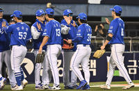 [포토]7연패 탈출 하이파이브 나누는 삼성 박진만 감독