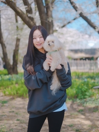 배우 김사랑, 벚꽃도 기 죽이는 미소꽃