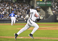 [포토]2타점 적시타로 동점 만든 두산 카메론