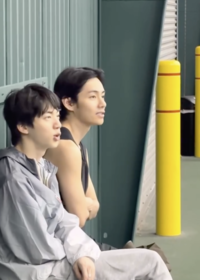 방탄소년단 진·뷔 ‘피클볼’ 삼매경