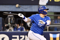 [포토]삼성 최형우, 득점 기회 만드는 안타