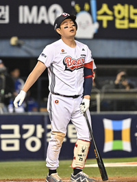 [포토]뜬공에 아쉬워하는 두산 양의지