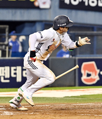 [포토]내야안타로 추격하는 두산 박찬호