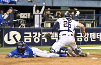[포토]삼성 김성윤, 공이 빠진 사이...