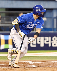 [포토]적시타 치는 삼성 류지혁