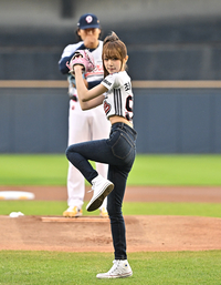 [포토]멋지게 시구하는 최예나