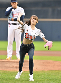 [포토]힘차게 시구하는 최예나