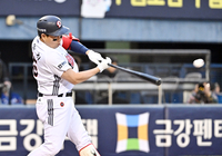 [포토]두산 양의지, 첫 타석부터 안타