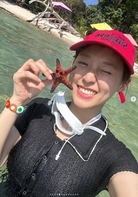 설현, 이국적 풍경속 ‘주근깨는 어디에?’…맨발로 걸어도 모델핏