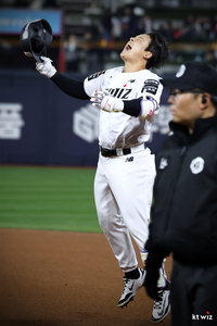 ‘0:2→3:2→3:5→6:5’ KT 뒷심 미쳤다, 10회 강민성 끝내기로 LG 제압…‘1위 사수전’ 웃었다 [SS수원in]