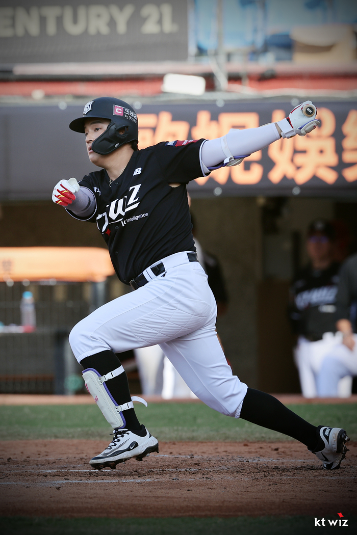 '0:2→3:2→3:5→6:5' KT 뒷심 미쳤다, 10회 강민성 끝내기로 LG 제압... '1위 사수전' 웃었다 [SS수원in]