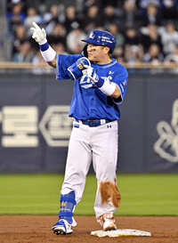 [포토]삼성 최형우, 안타 치고 2루까지!