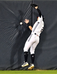 [포토]두산 김민석, 공은 펜스에...