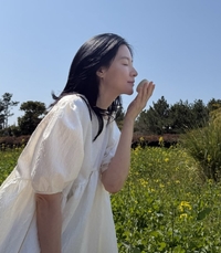 세월 비껴간 청초함… 이영애, 꽃밭 속 독보적 아우라