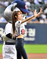 [포토]관중석을 향해 인사하는 최예나