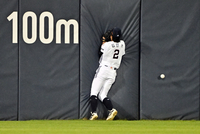 [포토]펜스에 강하게 충돌하는 두산 좌익수 김민석