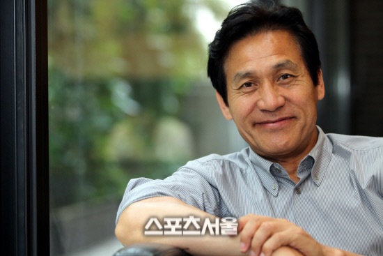 故 안성기 특별공로상…아들 안필립, 부친 턱시도로 무대 올라