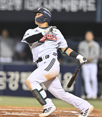 [포토] 윤준호 ‘타구가 너무 떠버렸어’