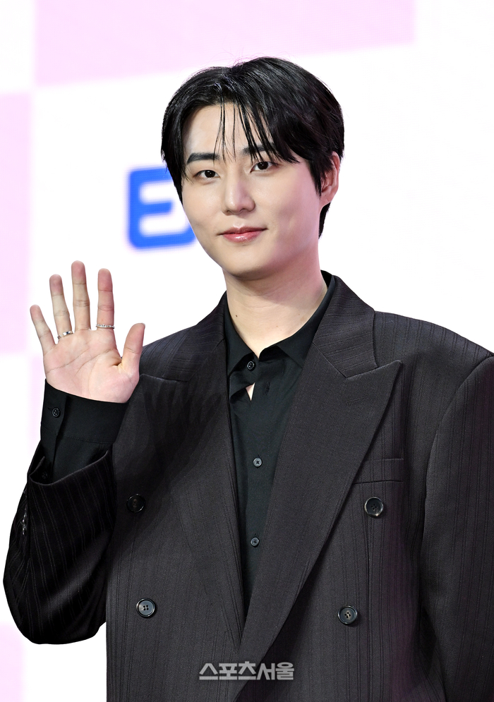 [포토]손인사 건네는 영케이