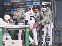 [포토] 안재석, 7회 시원한 솔로포